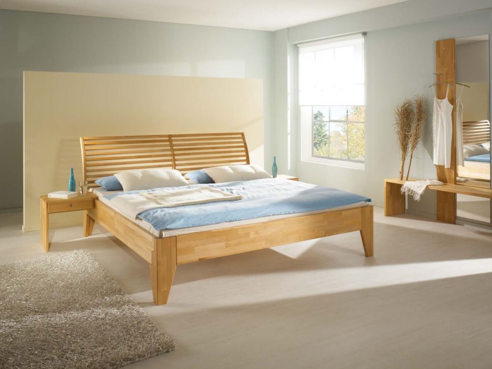 Helles Holzbett mit Nachttisch