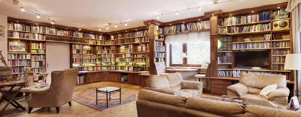 Einrichtung altes Forsthaus Einrichtun altes Forsthaus mit Deckenhohen Bücherregalen