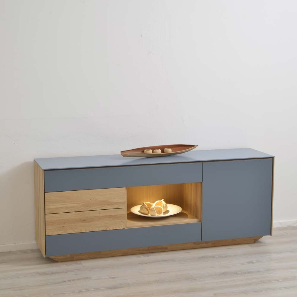 Flaches Sideboard mit Türen und offenen Fächern