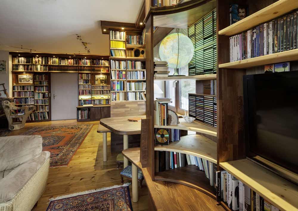 Einrichtung altes Forsthaus Regal mit Fernsehaussparung