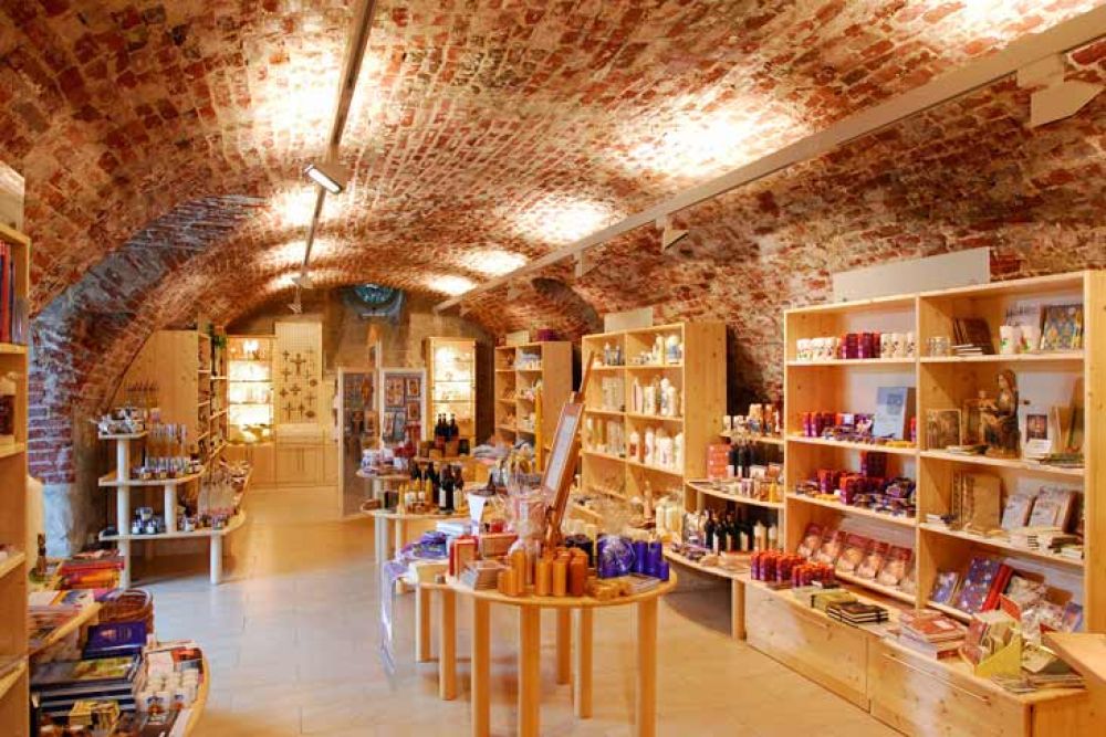 Karmeliter Klosterladen Bücherregale im Karmeliter Klosterladen