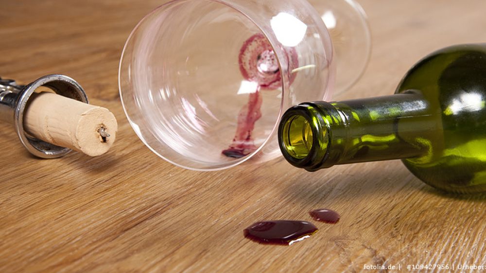 Weinflecken auf Holz