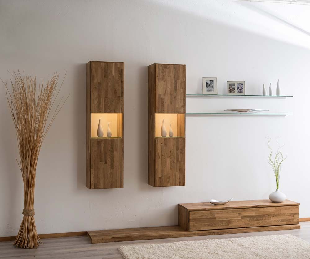 Wohnwand aus zwei Hängeschränken mit Glaseinsatz, Glasbodenregalen und Fernsehschränkchen