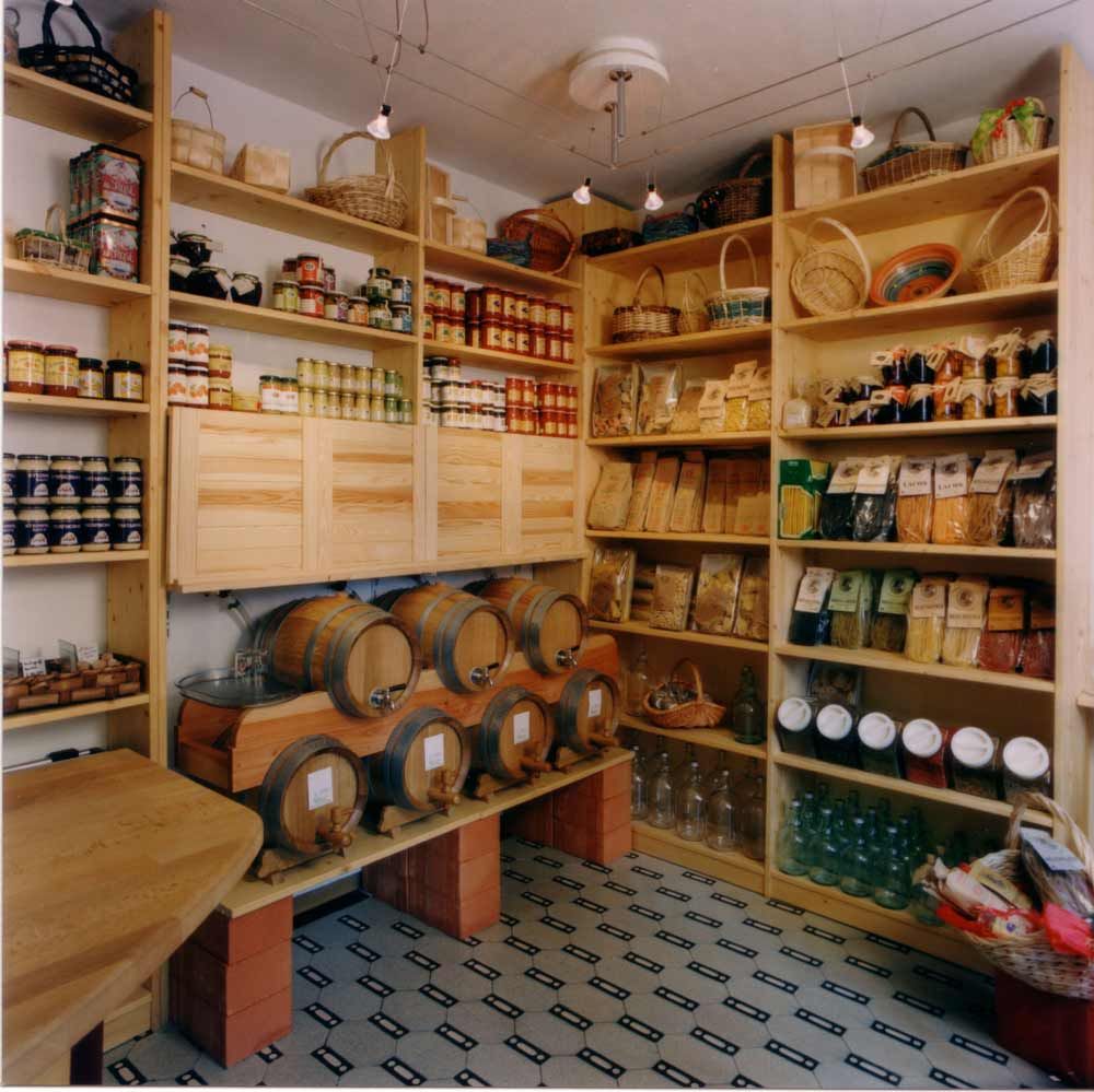 Verkaufsladen Regale für Weine, Aufstriche und andere Lebensmittel