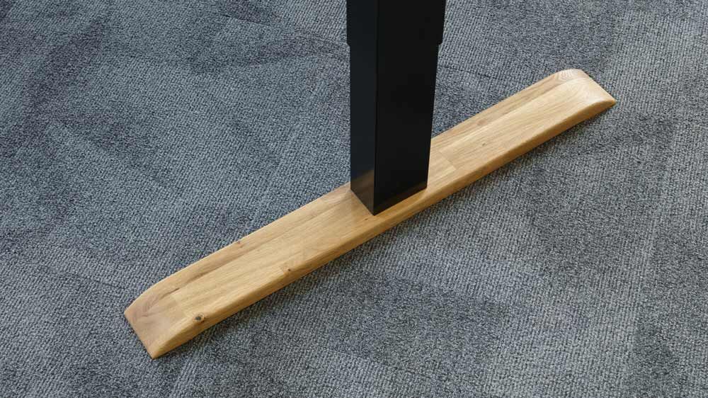 Einzigartiger Holzfuß am höhenverstellbaren Schreibtisch von TREND by OMM Holzfuß am höhenverstellbaren Schreibtisch