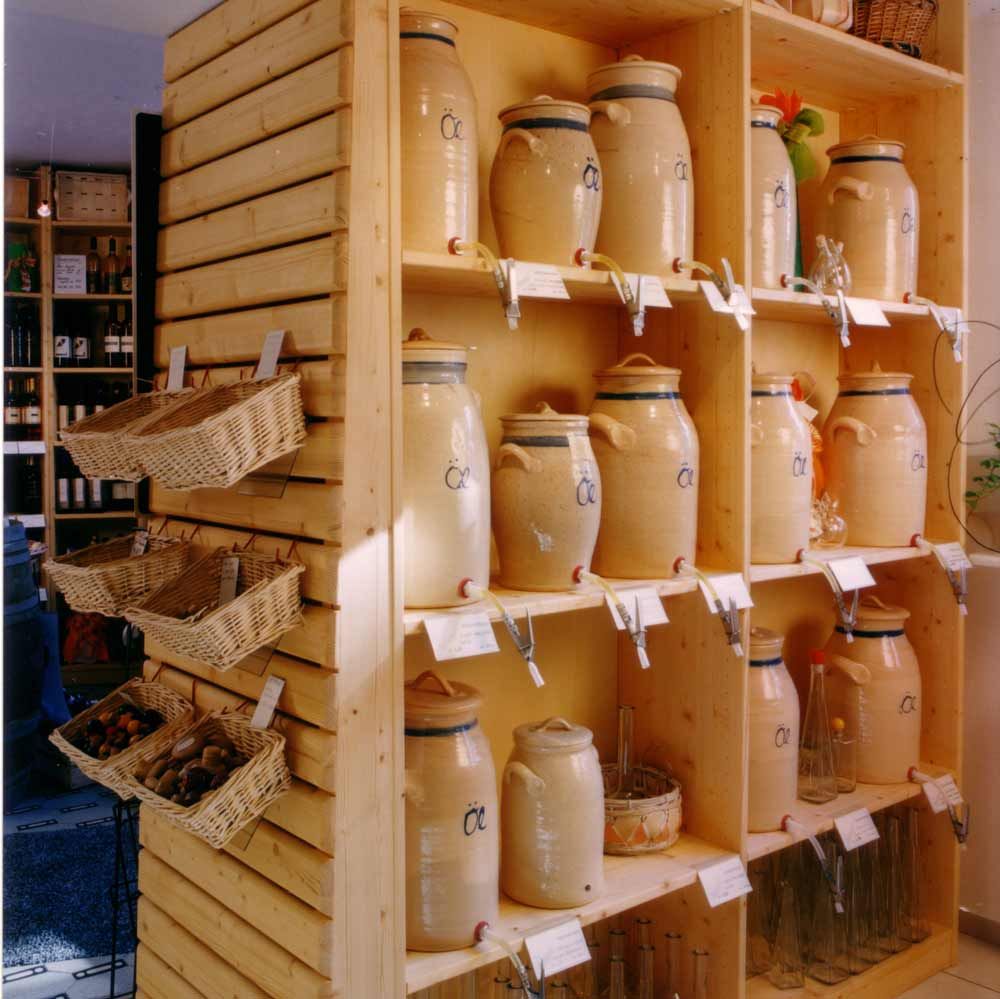 Verkaufsladen Verkaufsregale mit Wein und Spirituosen