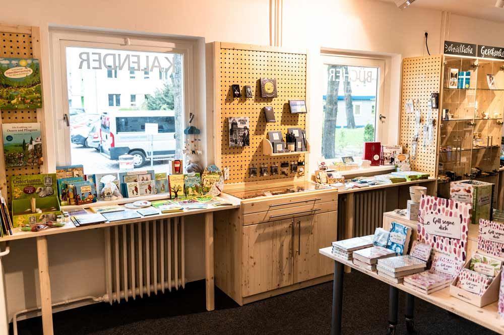 Buchhandlung Blattgold copyright Carmen Lenk  Individuelle Bücherregale mit Büchern und Spielzeug