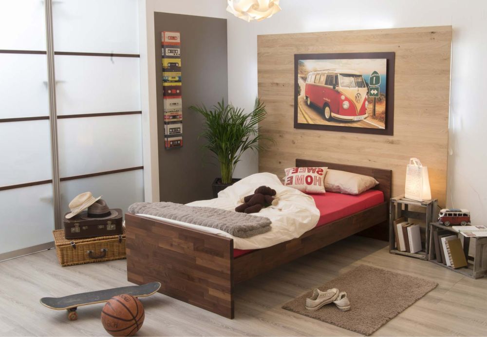 schmales Jugendbett aus dunklem Holz