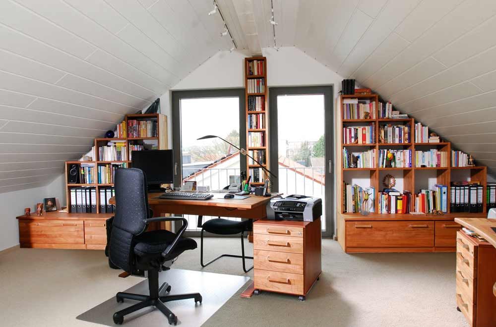 Homeoffice in Kirsche Massiv An  Dachschräge angepasste Regale