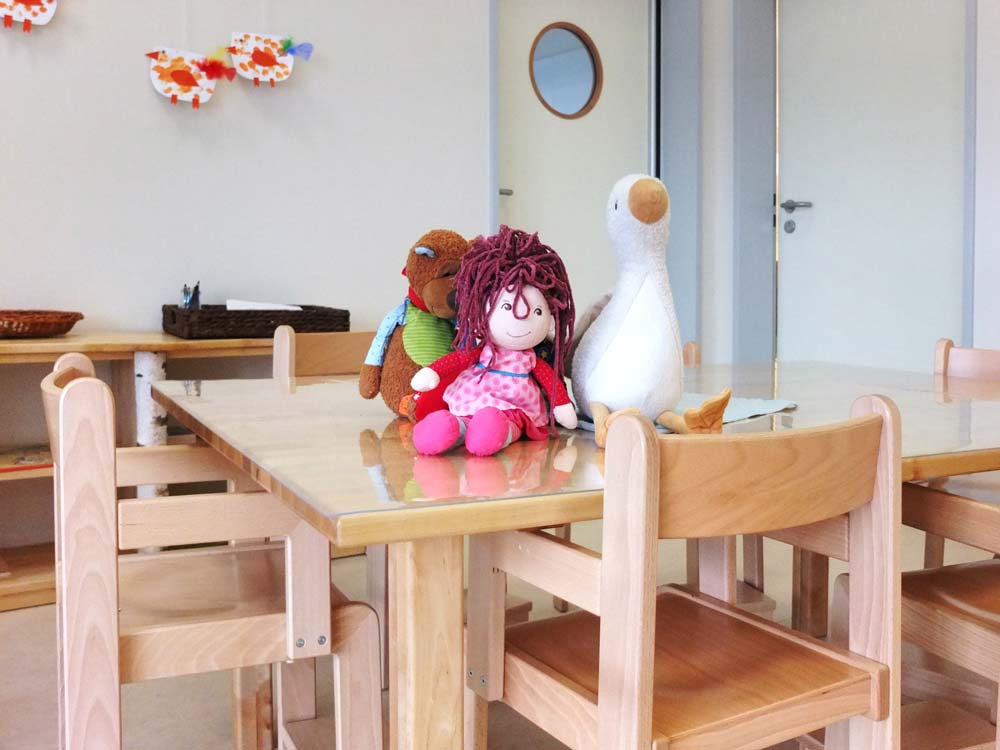 Spieltische mit Kuscheltieren