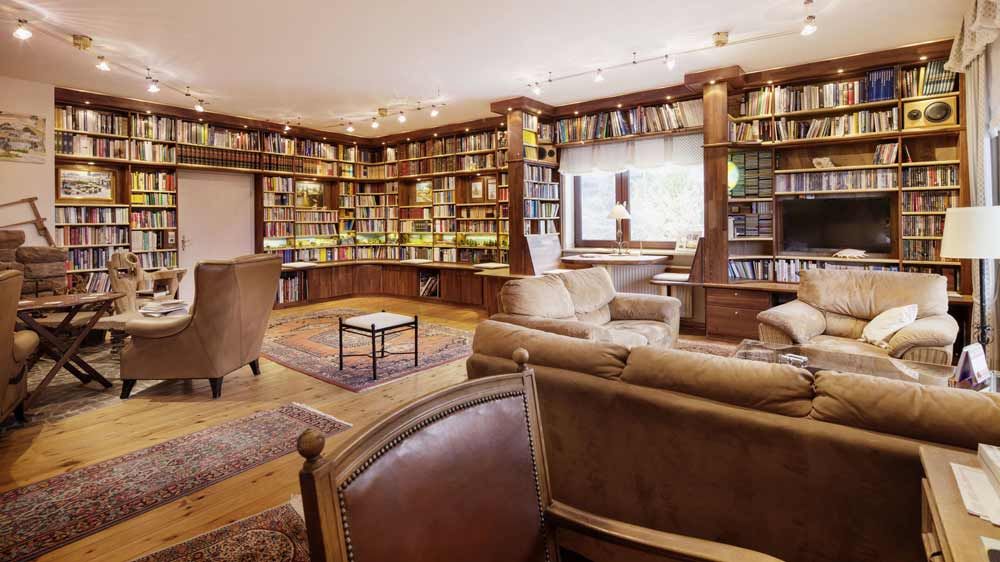 Einrichtung altes Forsthaus Einrichtung altes Forsthaus mit dunklen Regalen