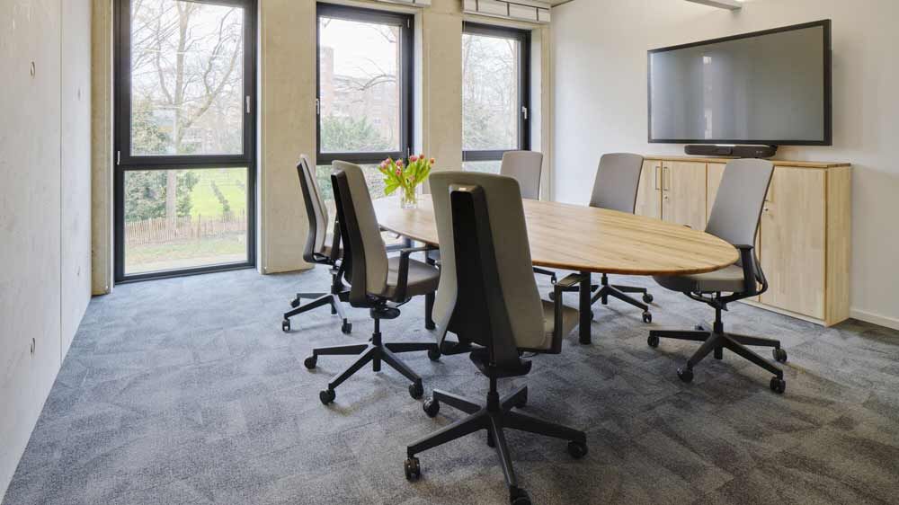 Höhenverstellbarer Besprechungstisch von TREND by OMM Höhenverstellbarer Besprechungstisch