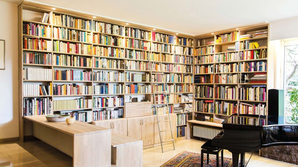 Großes Holzbücherregal ums Eck