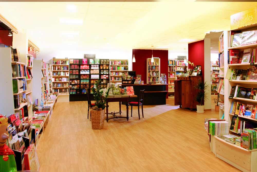 Buchhandlung Eulenspiegel Individuelle Bücherregale in rot und weiß