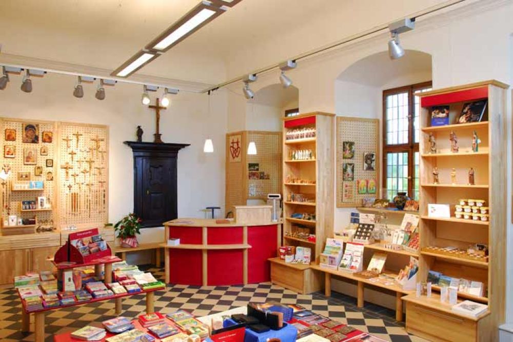 Karmeliter Klosterladen Blick in den Raum auf die rote Theke