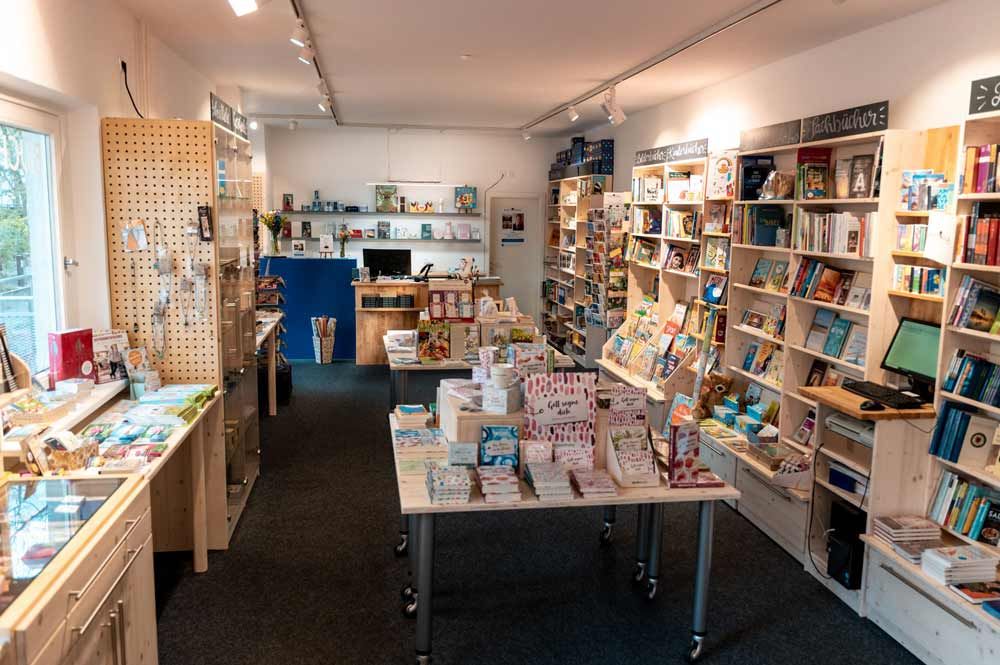 Buchhandlung Blattgold copyright Carmen Lenk  Individuelle Bücherregale in einer Buchhandlung