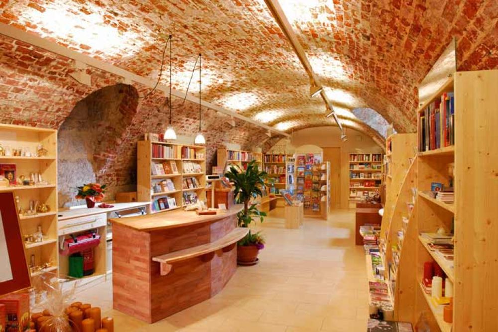 Karmeliter Klosterladen Regale und Theke