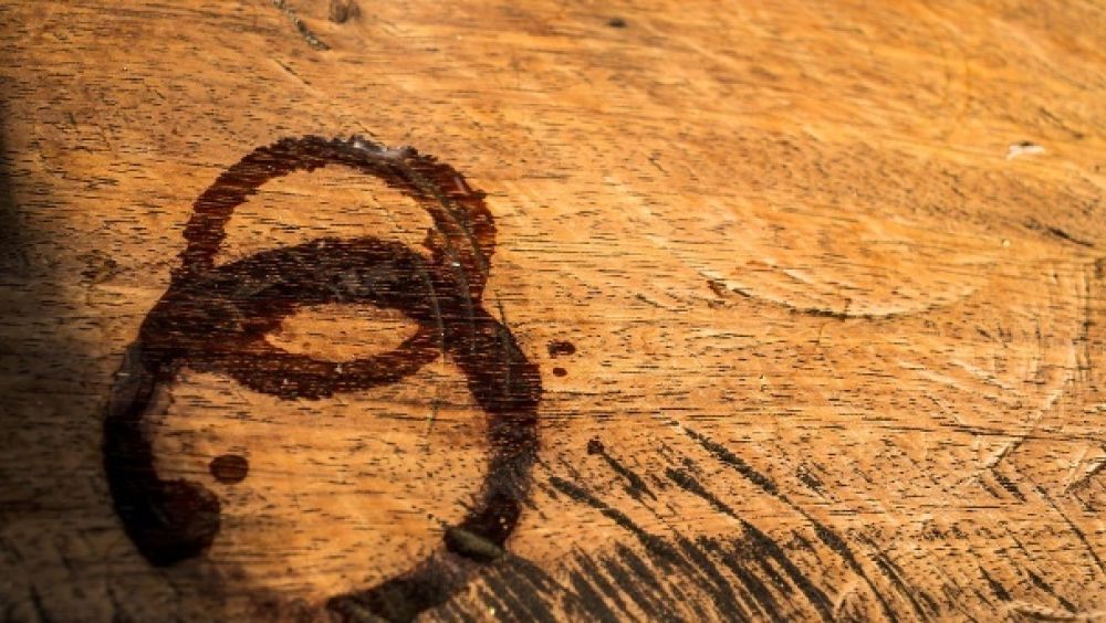 Glasränder auf Holz