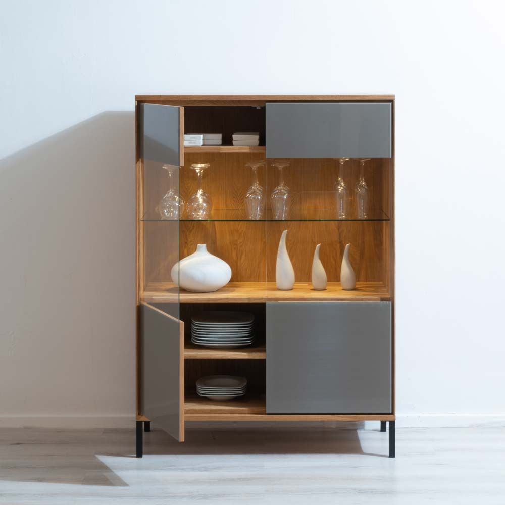 hohes Sideboard mit Glaseinsätzen
