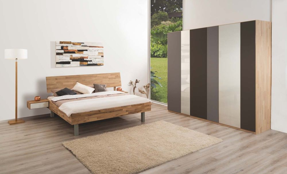 Doppelbett und Schrank