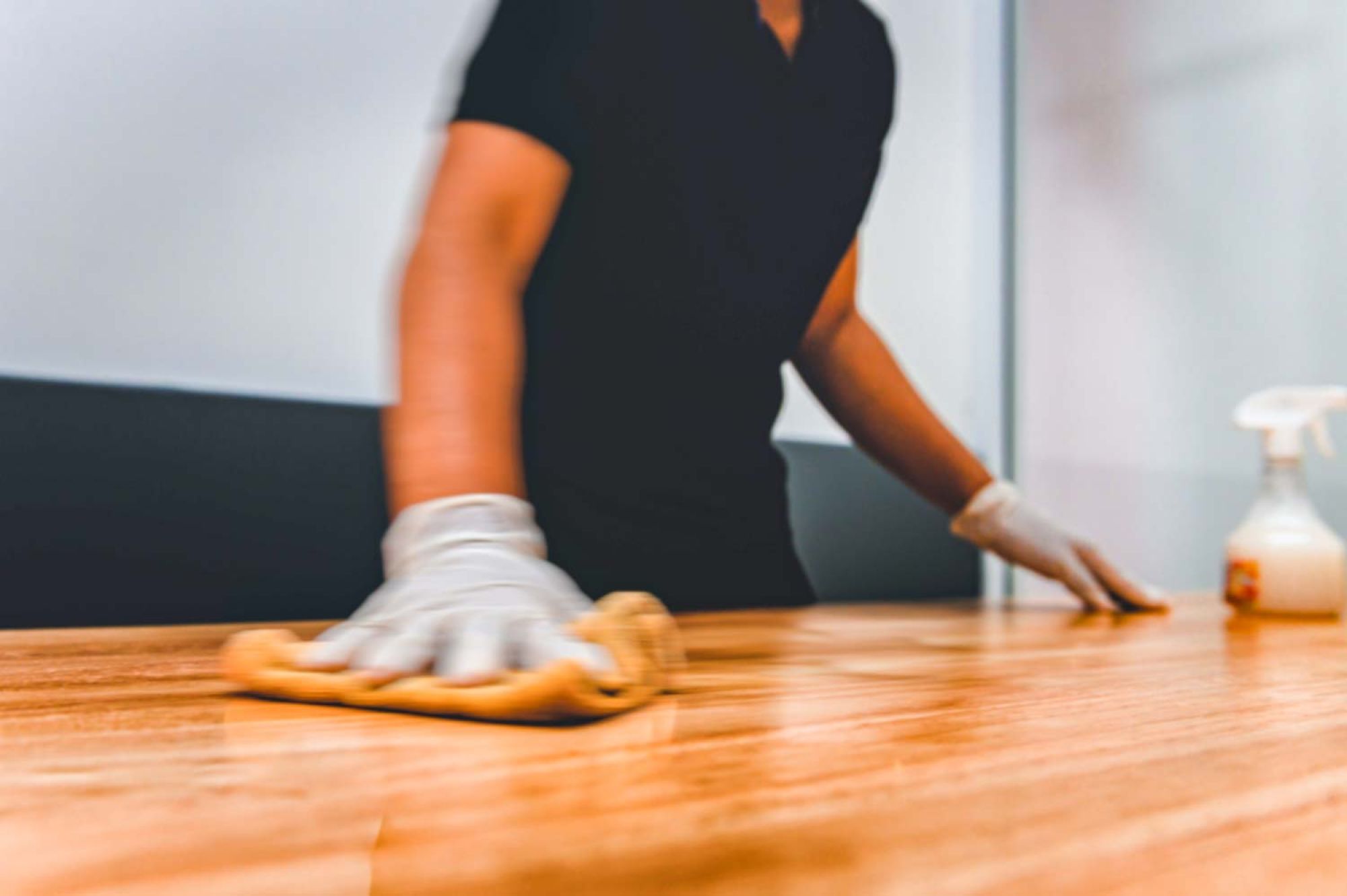 Holz wird mit Lappen behandelt