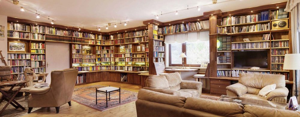 Alle Wände mit Bücherregalen verkleidet