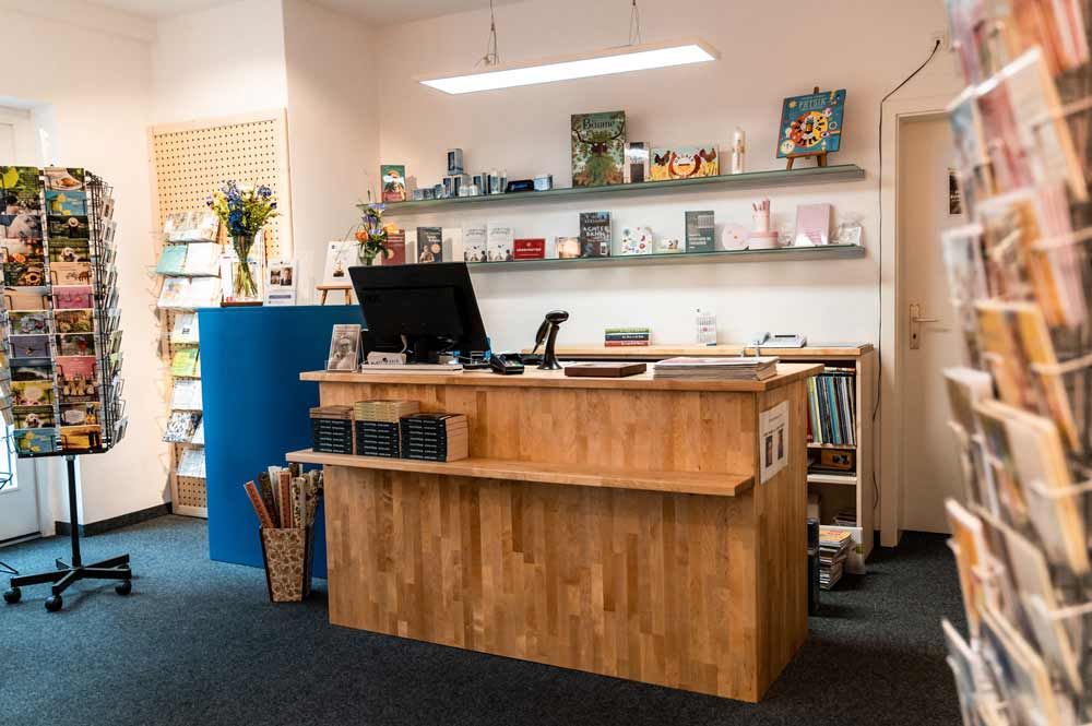 Buchhandlung Blattgold copyright Carmen Lenk  Theke und Regale