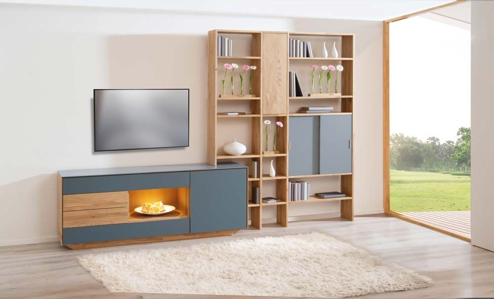 Blaue Wohnwand mit verschiedenen Regalelementen