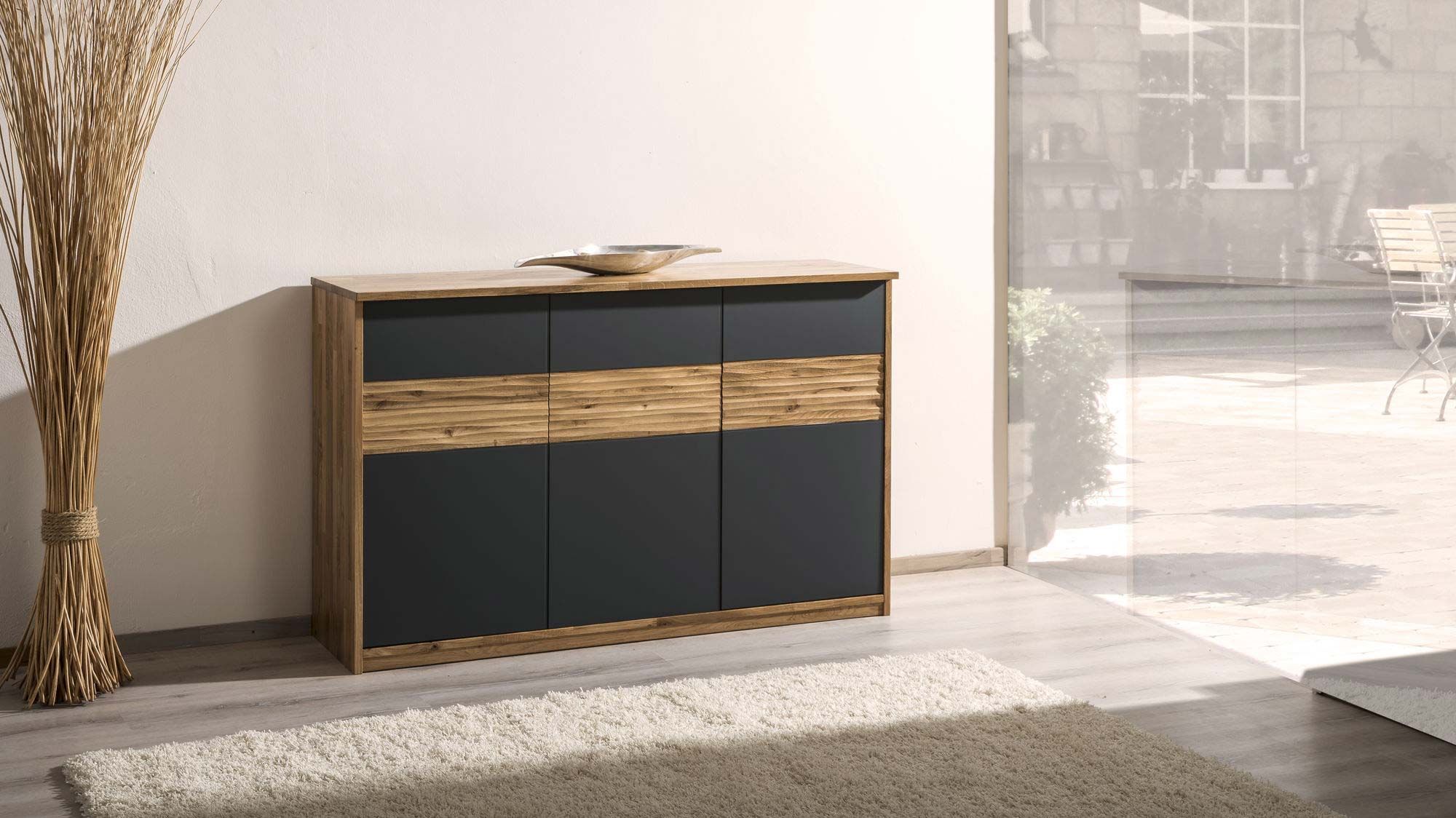 Sideboard mit schwarzen Elementen