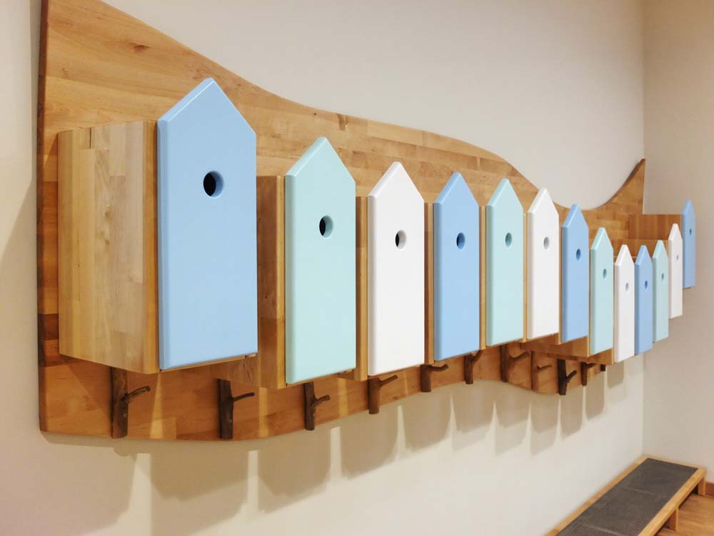 Garderobe mit Vogelhäusern als Aufbewahrung