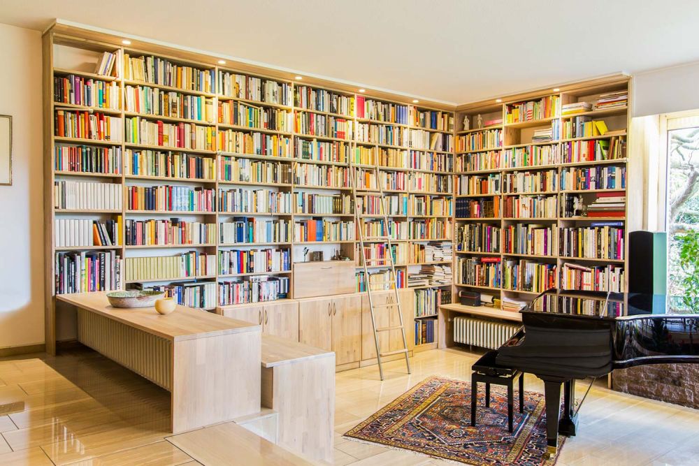 Großes Bücherregal