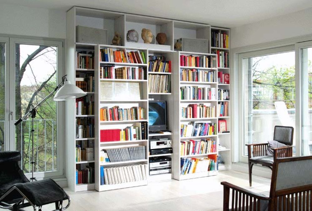 Bücherregal mit Fernsehversteck
