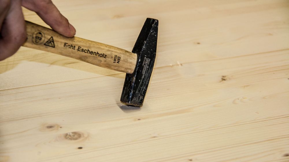 Hammer auf Holz