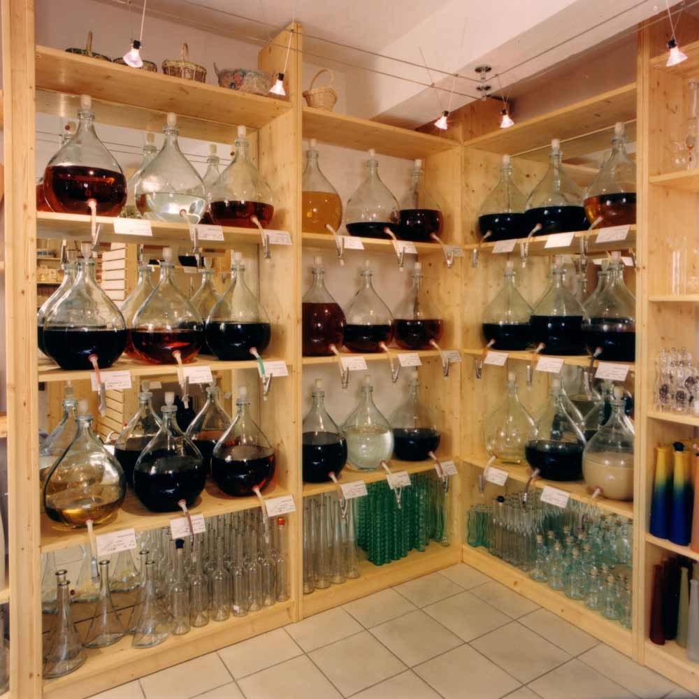 Verkaufsladen Spirituose im Regal in Glasbehältern mit Auslass