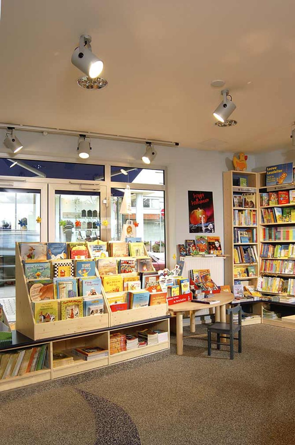 Buchhandlung Frank Individuelle Bücherregale in verschiedenen Größen und Formen