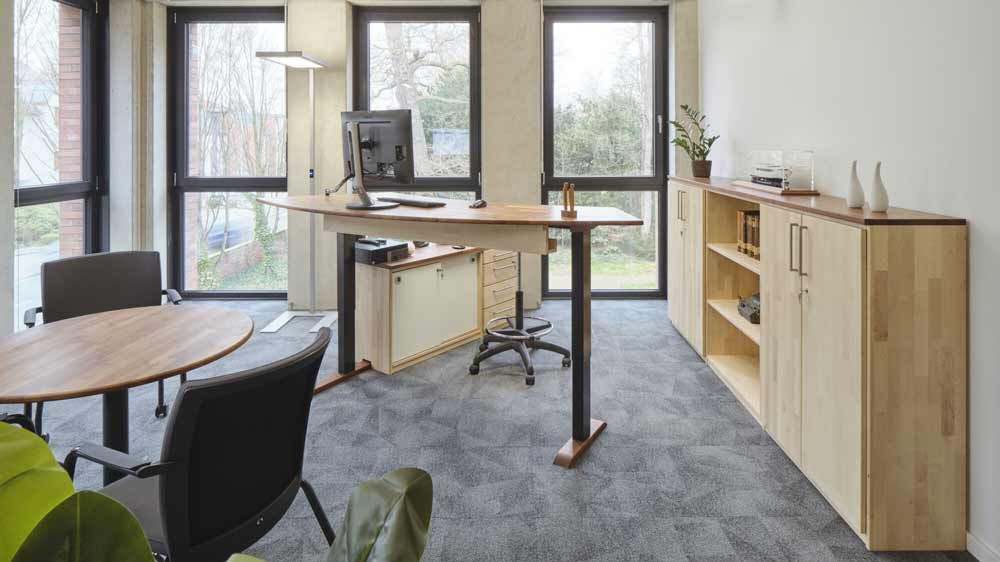 Büroeinrichtung von Trend by OMM Büroeinrichtung mit Schreibtisch, Besprechungstisch und Regalen