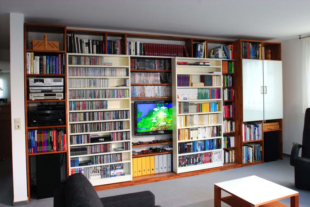 Bücherregale mit Fernsehversteck