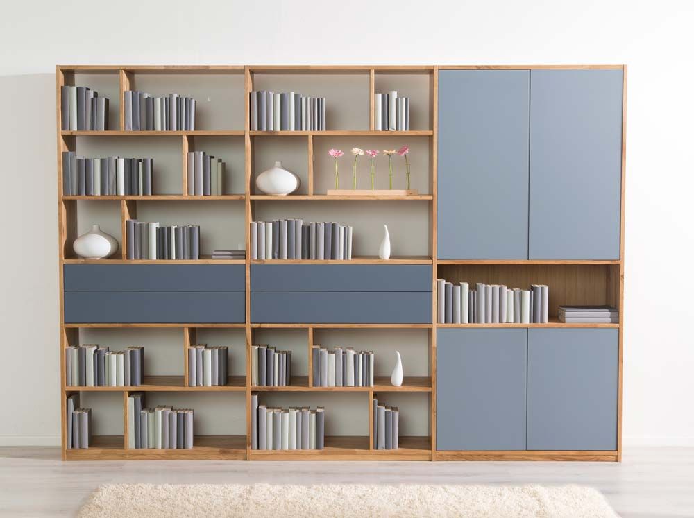 Wohnwand mit Schubladen und Türen mit blauen Blenden