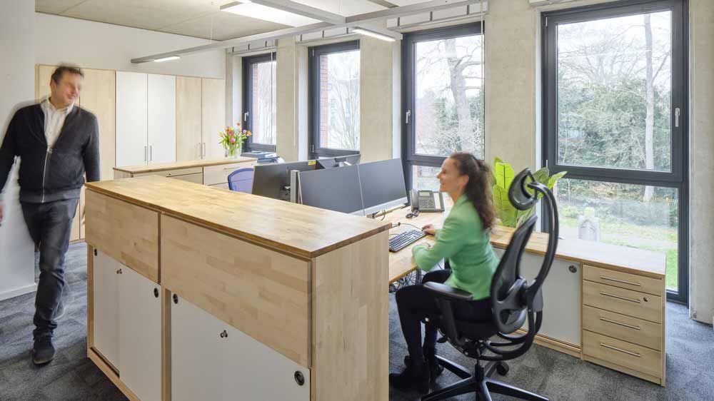 Empfang von TREND by OMM Empfangstheke aus Massivholz