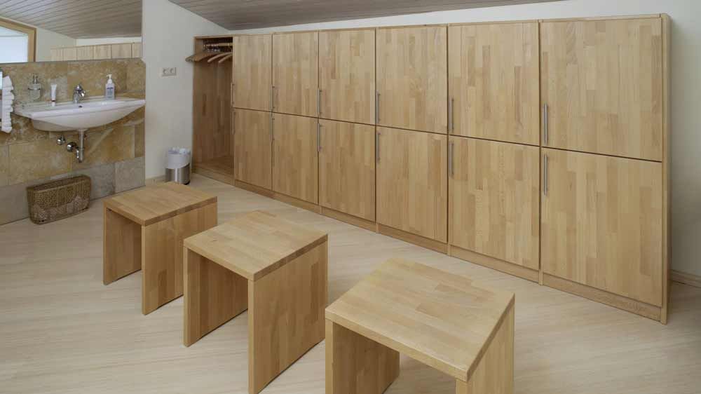 Wellnessbereiche Umkleidebereich mit Spinden und Waschbecken