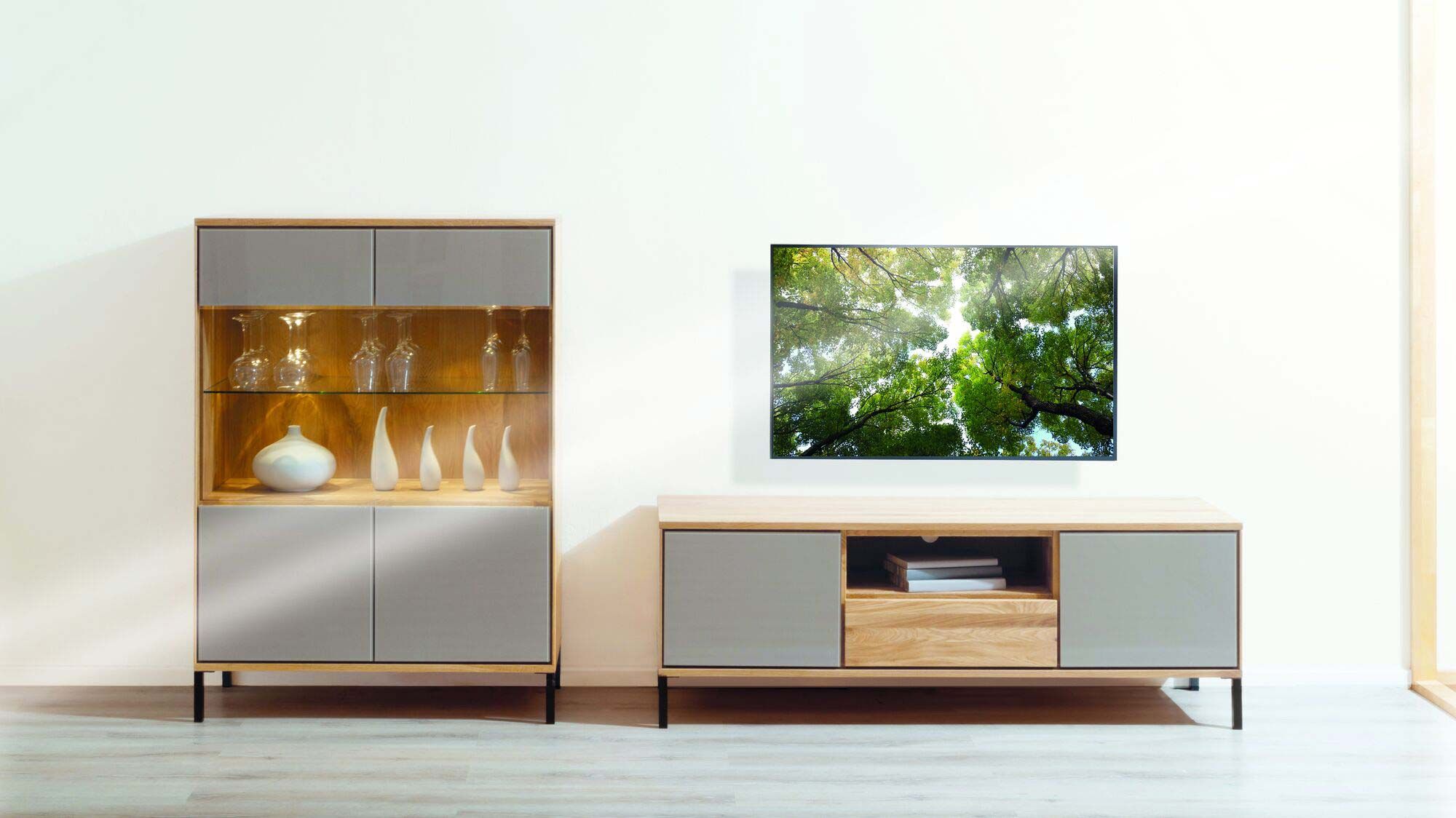 Sideboard in zwei Ausführungen mit Glaseinsätzen