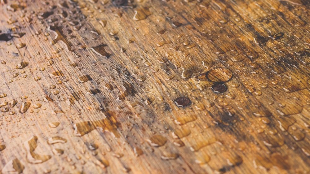 Wassertropfen auf Holz